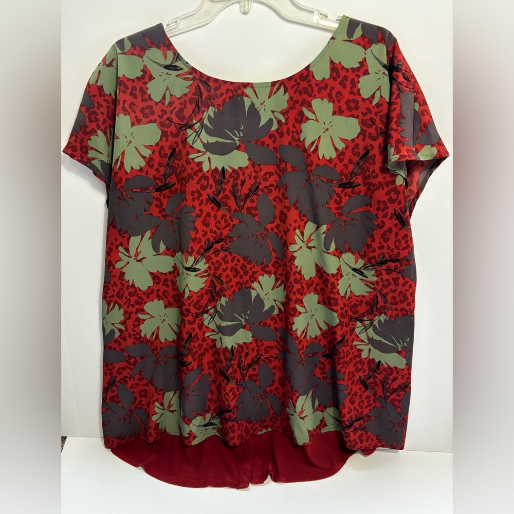 EVRI Women’s Size 1X Floral Top short Sleeve with Buttons Down the Back
